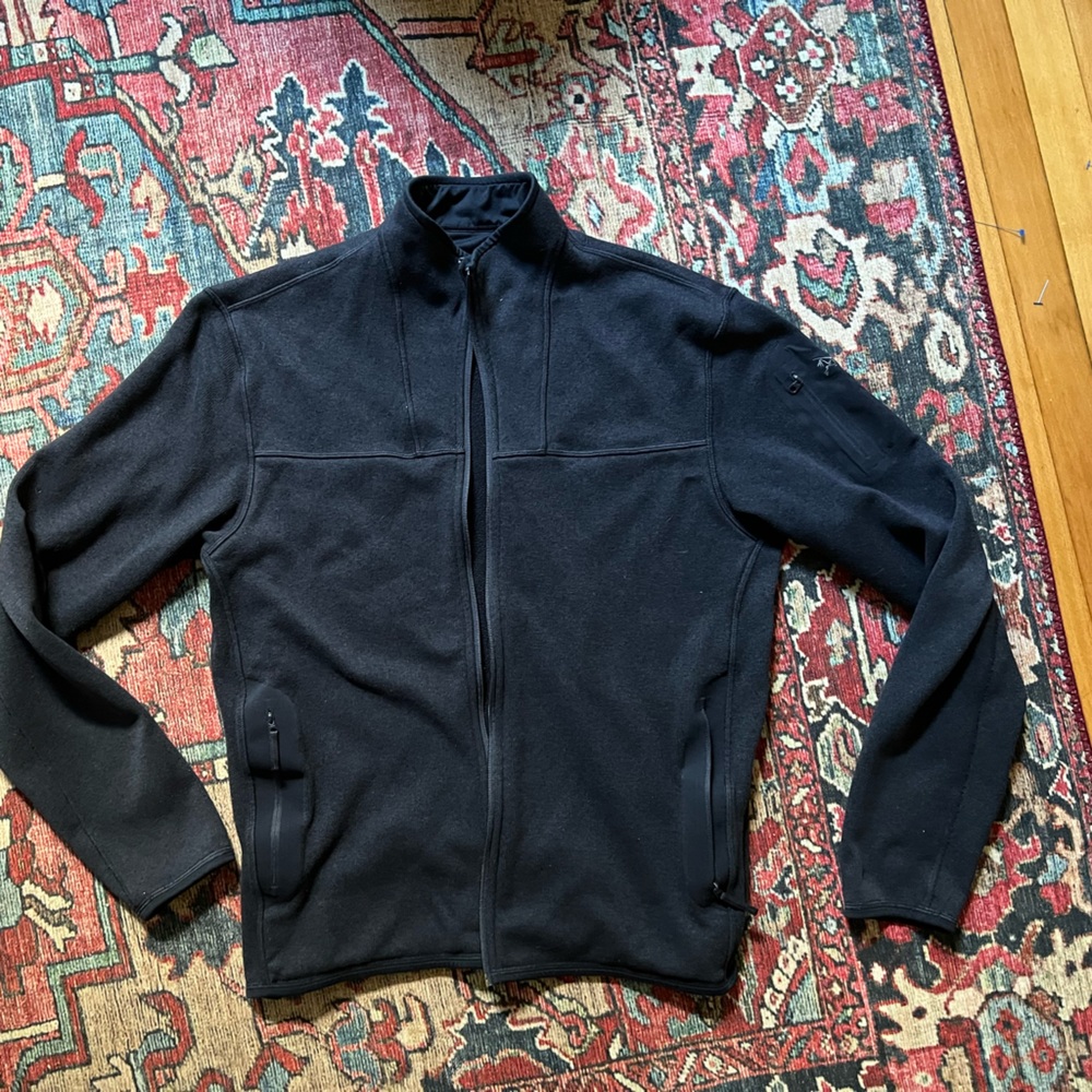 Arc’Teryx Mens Covert Cardigan in Black Sapphire Heather / Navy. Mens XL